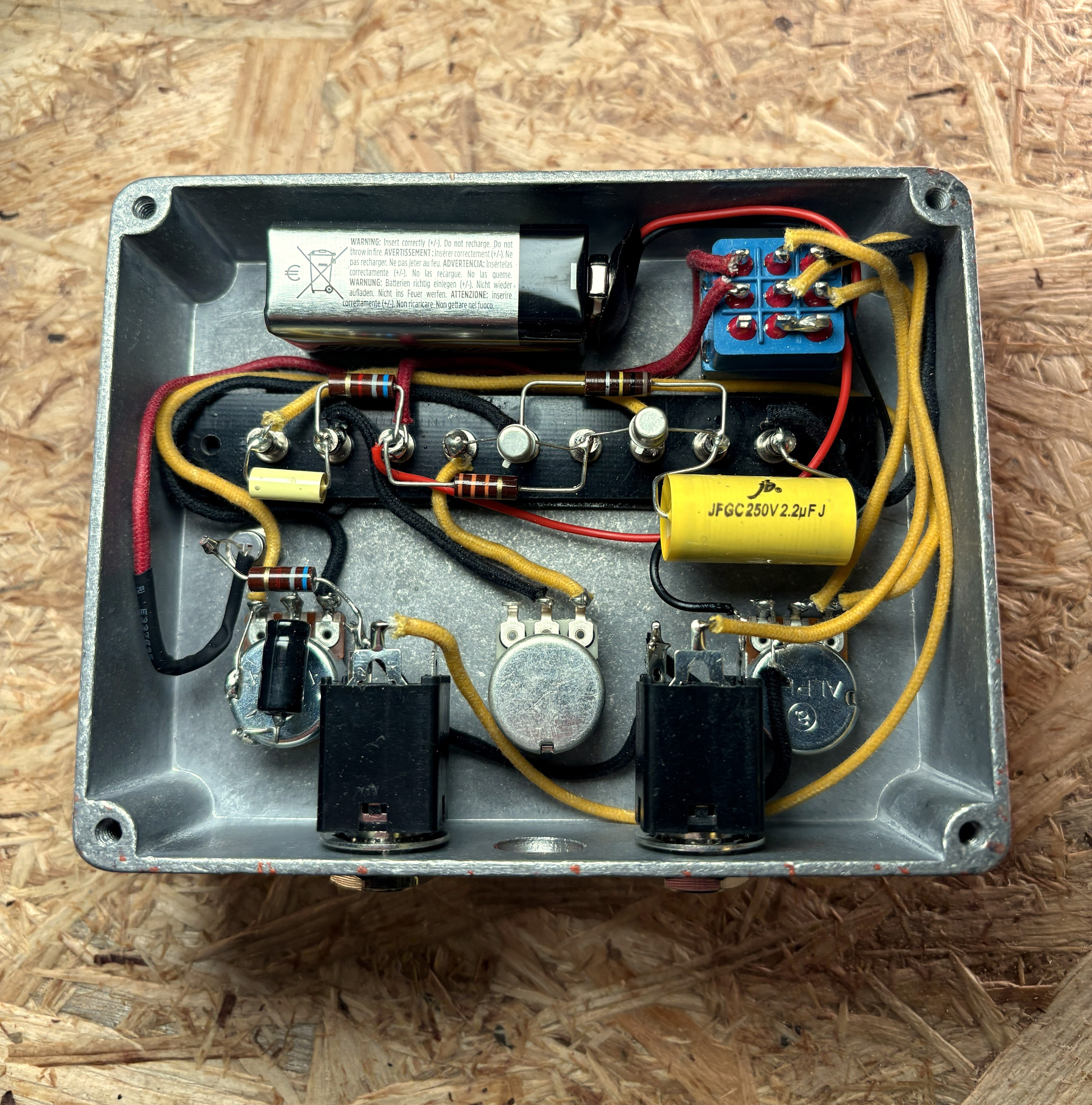 Hand wired guitar effects building course